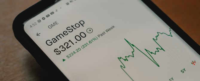 Smartphone mostrando en pantalla la evolución del precio de las acciones de GameStop durante la última semana